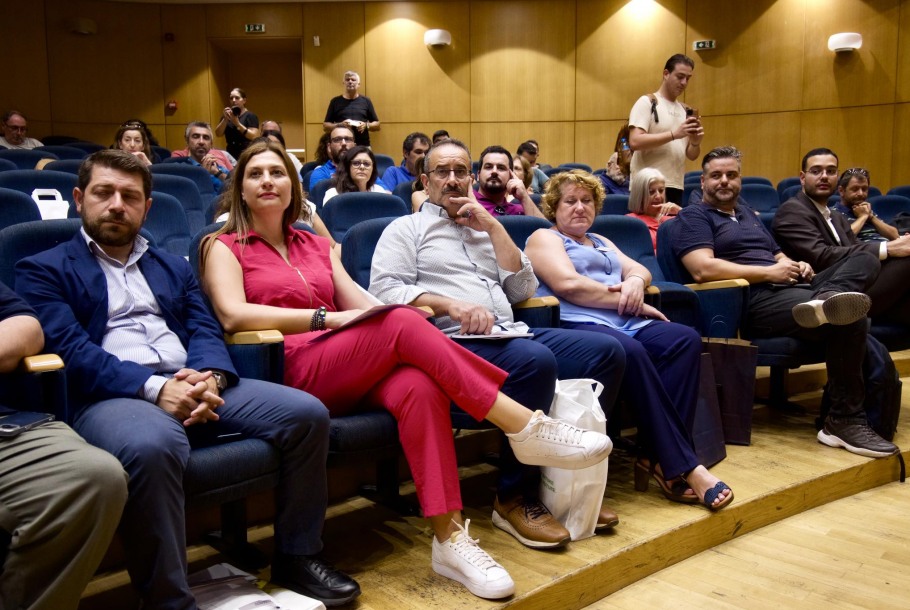 Εβελίνα Μπάκιντα: Τρία χρόνια αγωνίζονται οι σεισμόπληκτοι του Δ. Μινώα Πεδιάδας για να ορθοποδήσουν Εβελίνα Μπάκιντα: Τρία χρόνια αγωνίζονται οι σεισμόπληκτοι του Δ. Μινώα Πεδιάδας για να ορθοποδήσουν